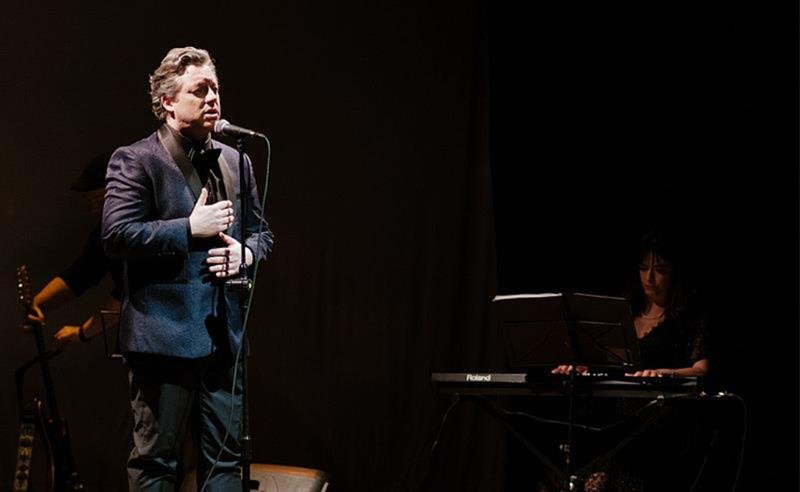 Tenor Felipe Menegat leva turnê Romance ao Teatro Unibes com ingressos a preços populares