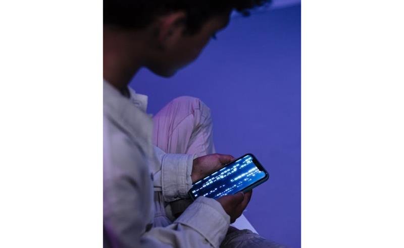 Influenciadores adolescentes e a adultização digital: até onde vai o trabalho e os direitos de quem começa cedo na internet?