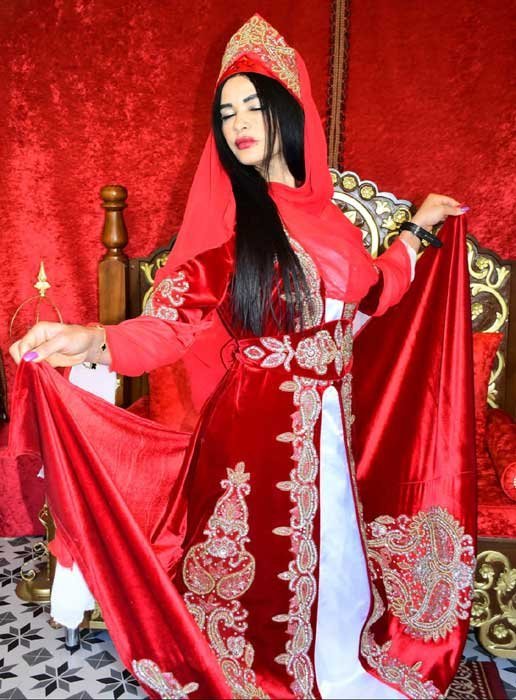 Ex-modelo brasileira expressa vontade de participar do reality A Fazenda, da Rede Record