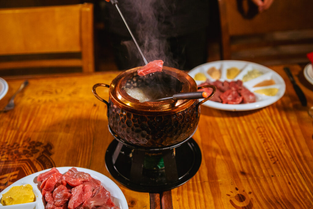 Restaurante especializado na culinária Suíça é uma das opções do resort Le Canton para aquecer o corpo no inverno Restaurante especializado na culinária Suíça é uma das opções do resort Le Canton para aquecer o corpo no inverno