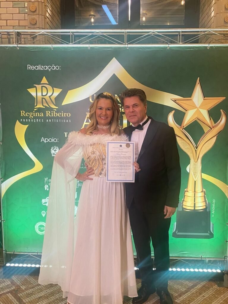 Viviane Fernandes recebe Prêmio Regina Ribeiro, na categoria Jornal de Turismo Virtual