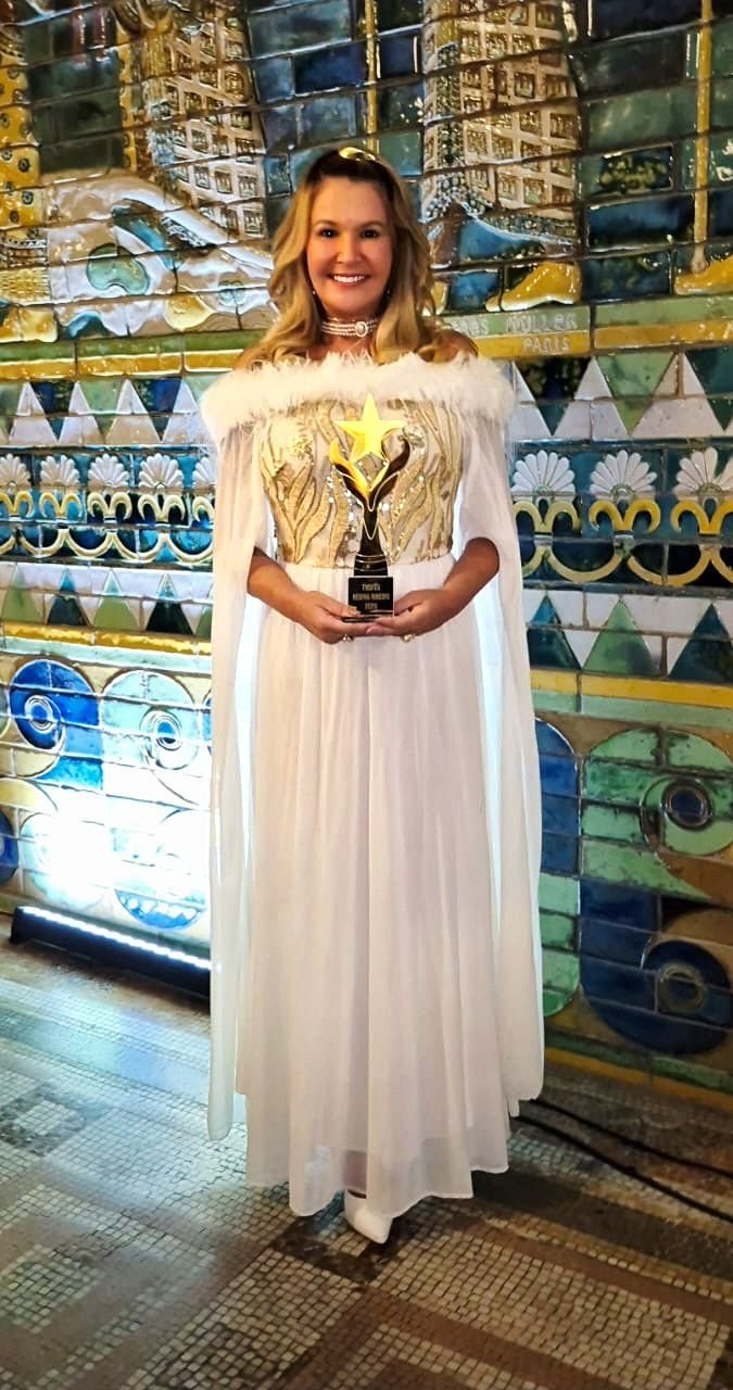 Viviane Fernandes recebe Prêmio Regina Ribeiro, na categoria Jornal de Turismo Virtual