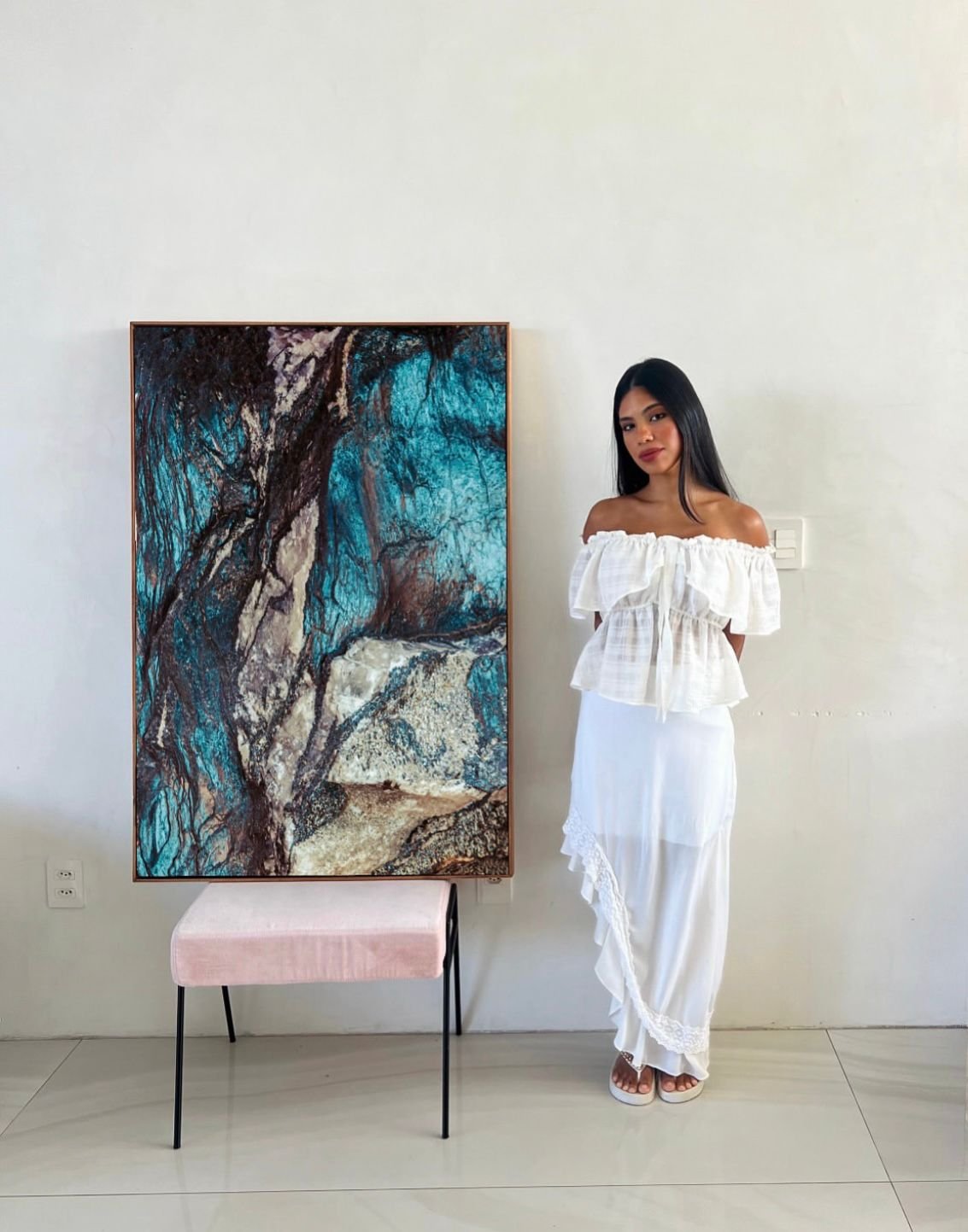A artista brasileira Giovanna Gomes está realizando em Nova York o projeto Superfícies Ocultas: Geografia do Invisível, residência que resultará em exposição, com curadoria de Alcinda Saphira. 1 A artista brasileira Giovanna Gomes está realizando em Nova York o projeto Superfícies Ocultas: Geografia do Invisível, residência que resultará em exposição, com curadoria de Alcinda Saphira.