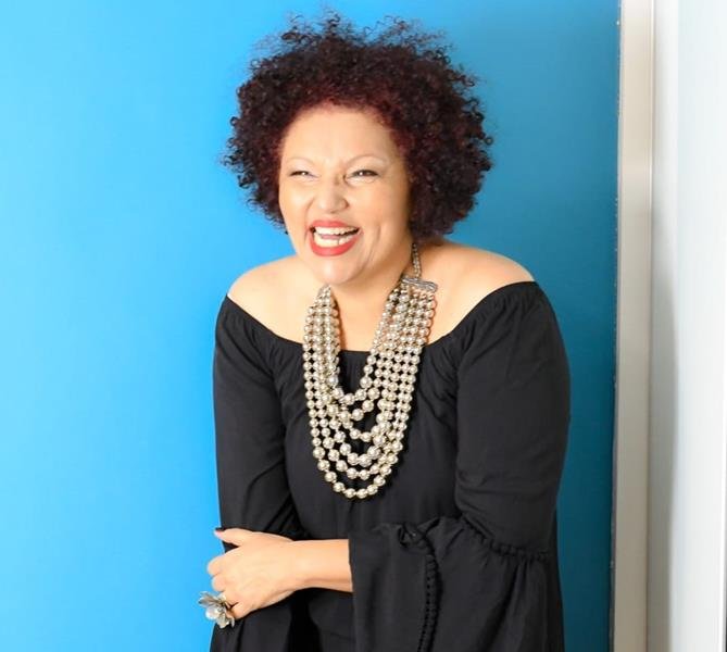 Pádua, Cláudia Vieira e Tom Chris interpretam músicas da banda anticapacitista Sr. Souls no Centro Cultural da UFG