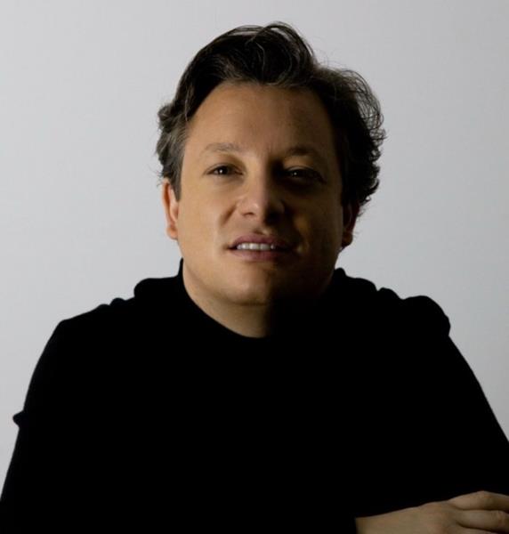 Tenor Felipe Menegat leva turnê Romance ao Teatro Unibes com ingressos a preços populares