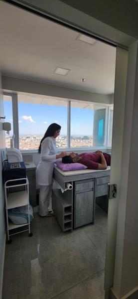 Farmacêutica integra ciência e estética facial para elevar segurança em procedimentos