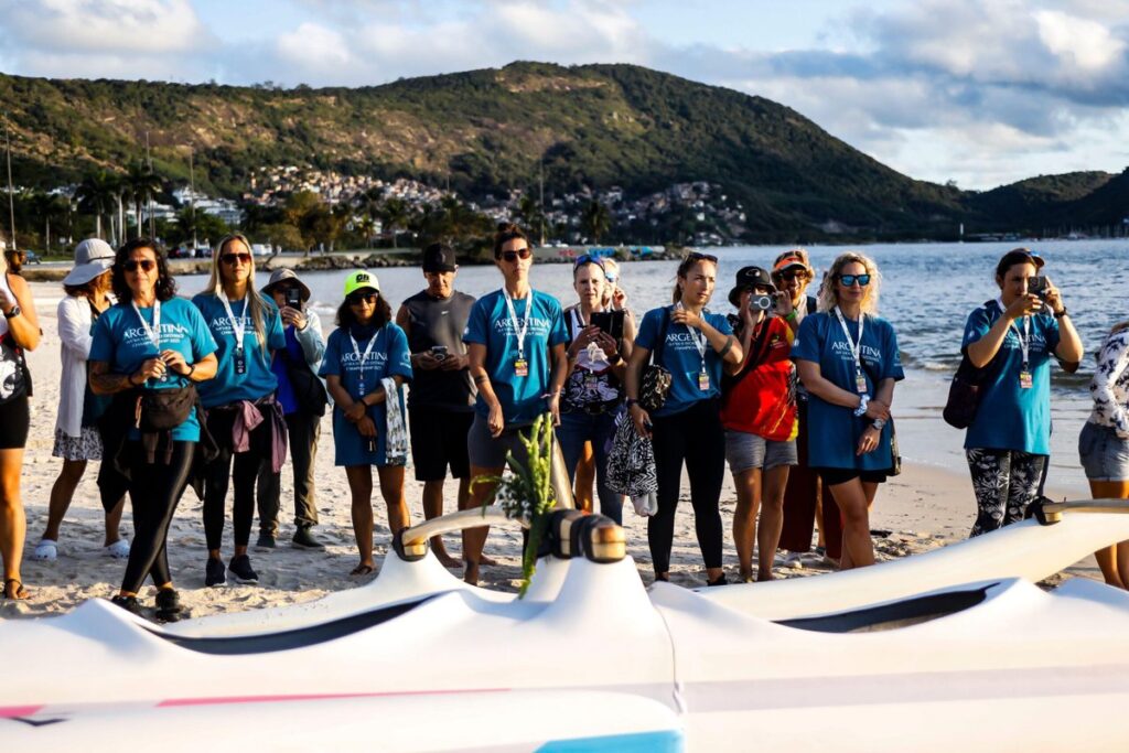 Mundial de VA’A em Niterói começa com mutirão de limpeza e batismo de canoas