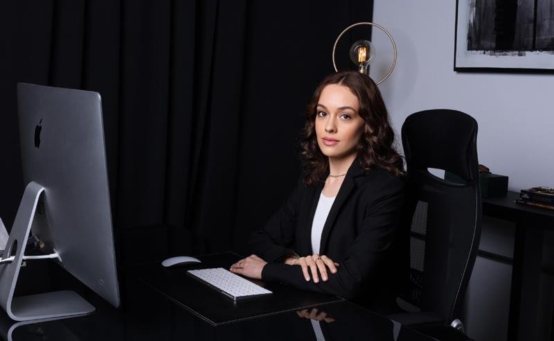 Brasileira lança consultor de inteligência artificial capaz de substituir até quatro profissionais em empresas digitais Brasileira lança consultor de inteligência artificial capaz de substituir até quatro profissionais em empresas digitais