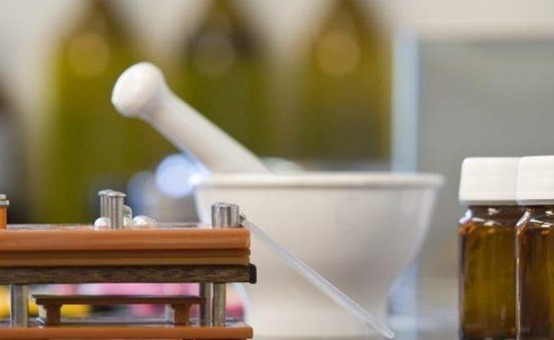 Farmacêutico na farmácia de manipulação: aliado na rotina com medicamentos e cosméticos