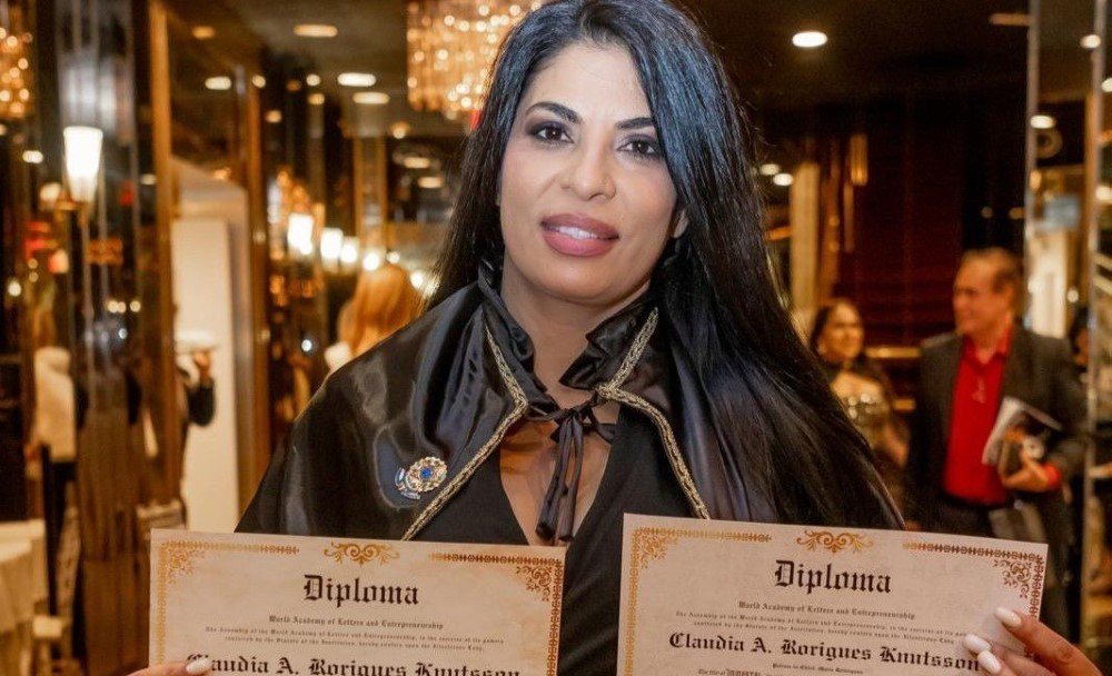 Poderosa! Claudia Knutsson ganha honraria internacional em cerimônia especial Poderosa! Claudia Knutsson ganha honraria internacional em cerimônia especial