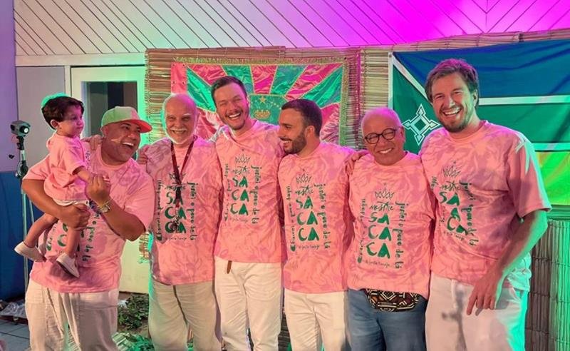 Mangueira pode ter um dos maiores poetas do país como compositor no próximo Carnaval Mangueira pode ter um dos maiores poetas do país como compositor no próximo Carnaval