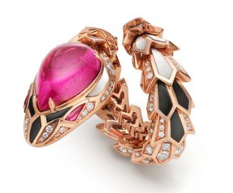 Dua Lipa encanta em Nova York com alta joalheria da Bvlgari