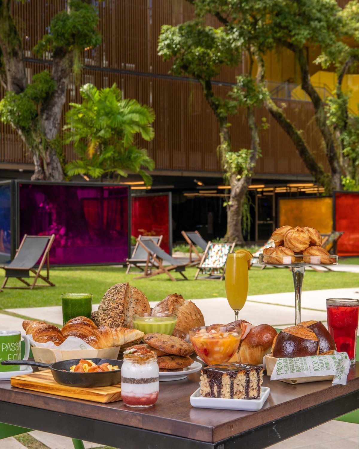 Empório Jardim transforma brunch em experiência marítima 2 Emporio Jardim Brunch Firjan Tomas Rangel scaled 1