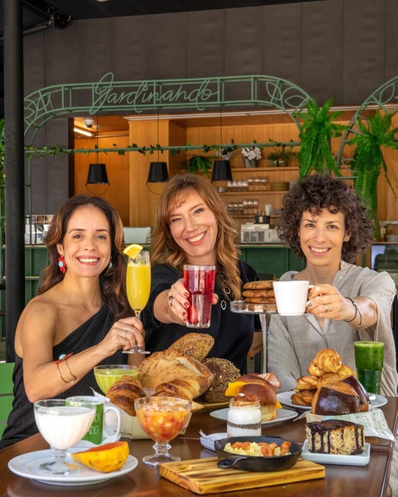 Empório Jardim transforma brunch em experiência marítima Emporio Jardim Paula Iona e Branca Tomas Rangel scaled 1