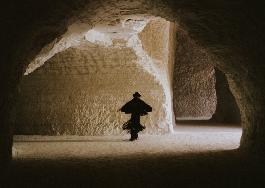 H&M lança coleção com Lorena Saravia no Brasil