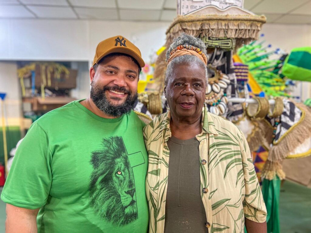 Conceição Evaristo se encanta com fantasias do Império Serrano Conceição Evaristo se encanta com fantasias do Império Serrano