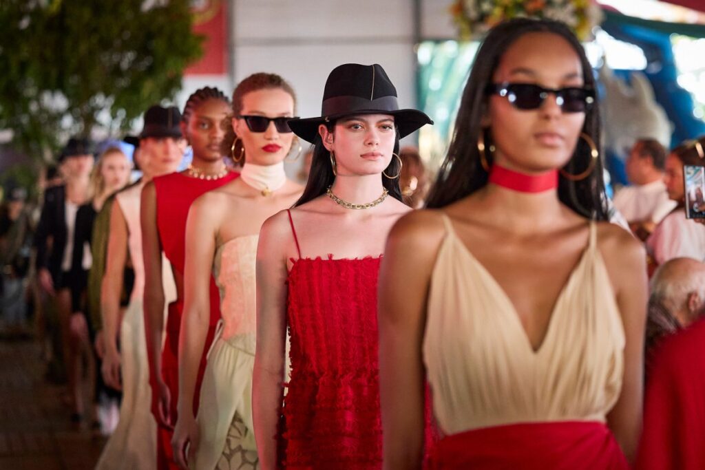 Rocas Festival celebra moda brasileira em desfile histórico