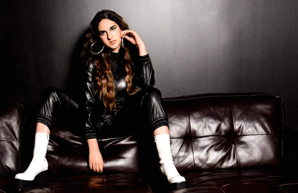 Ava Della Pietra lança “Single For Life” e celebra amizades Ava Della Pietra lança “Single For Life” e celebra amizades