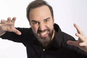 Diogo Portugal lança livro com textos originais de stand-up