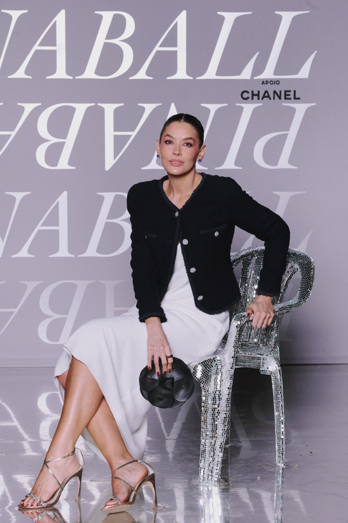 Marcella Tranchesi brilha no PinaBall com sandália Alexandre Birman