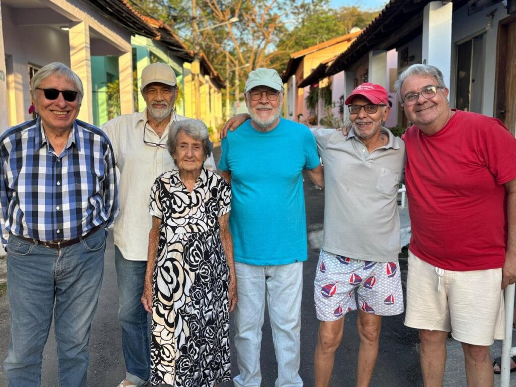 Zezé Motta recebe artistas do Retiro no CCBB Rio Zezé Motta recebe artistas do Retiro no CCBB Rio