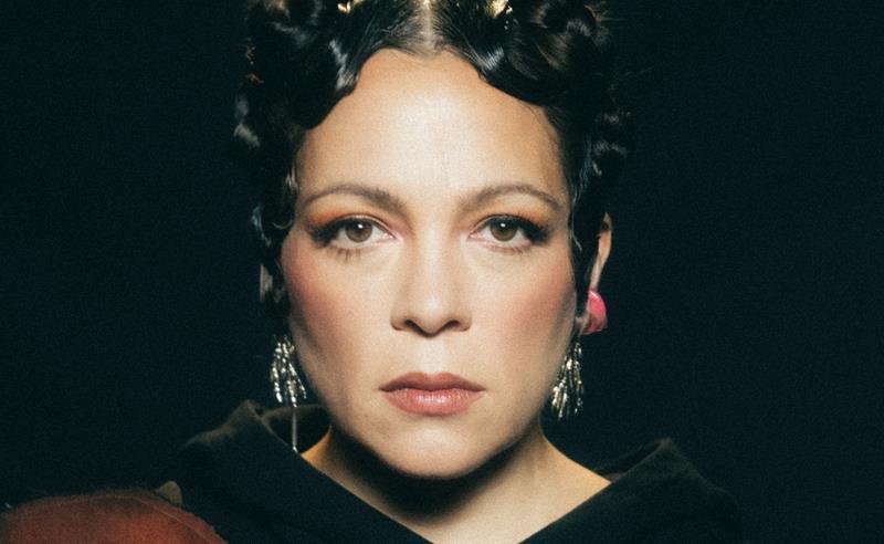 Natalia Lafourcade surpreende com “La Cometierra” Natalia Lafourcade surpreende com “La Cometierra”