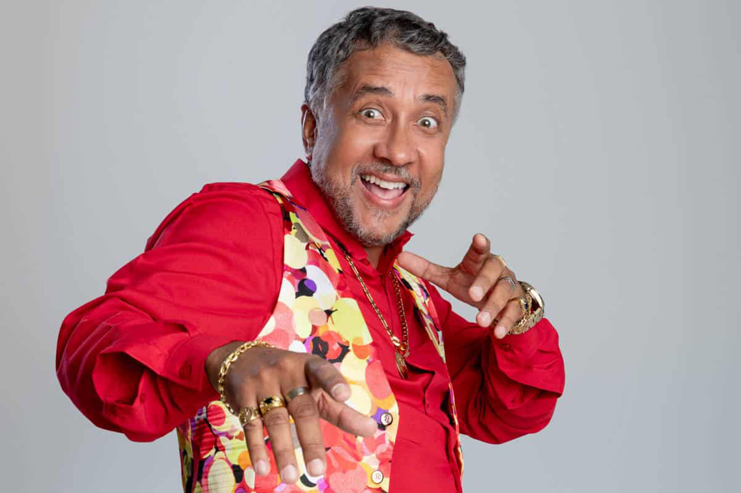 Paulinho Gogó apresenta “Só e Bem Acompanhado” no Teatro da Ilha