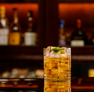 Bar Charles Edward combina cozinha italiana, coquetelaria e rock no Itaim