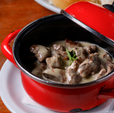 Bar Charles Edward combina cozinha italiana, coquetelaria e rock no Itaim