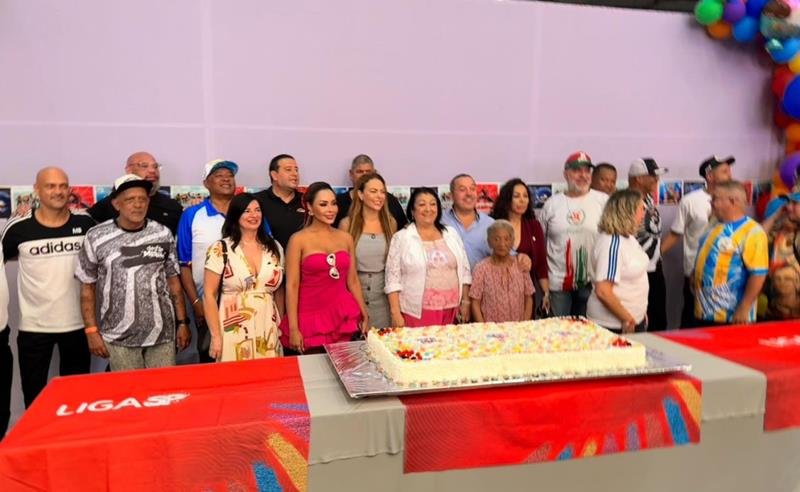 Regina Nunes participa de evento na Fábrica do Samba e ajuda a distribuir presentes para mais de 5 mil crianças