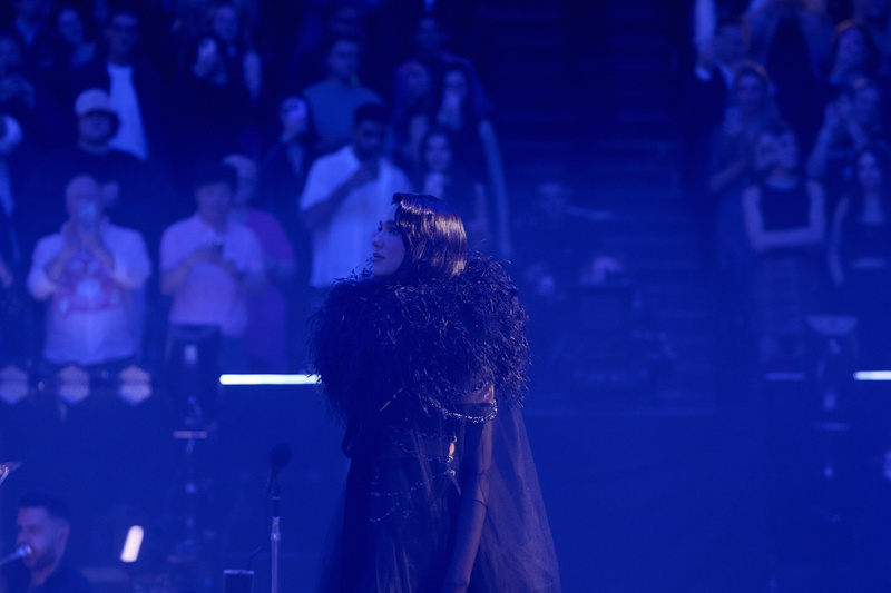 “An Evening with Dua Lipa” estreia no Universal+ em clima de contagem regressiva para turnê no Brasil