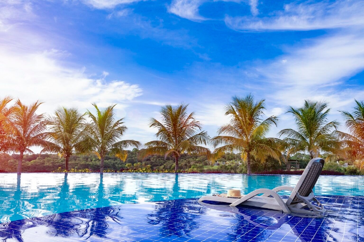 458487 1177452 piscina de borda infinita do malai manso resort deck molhado 1