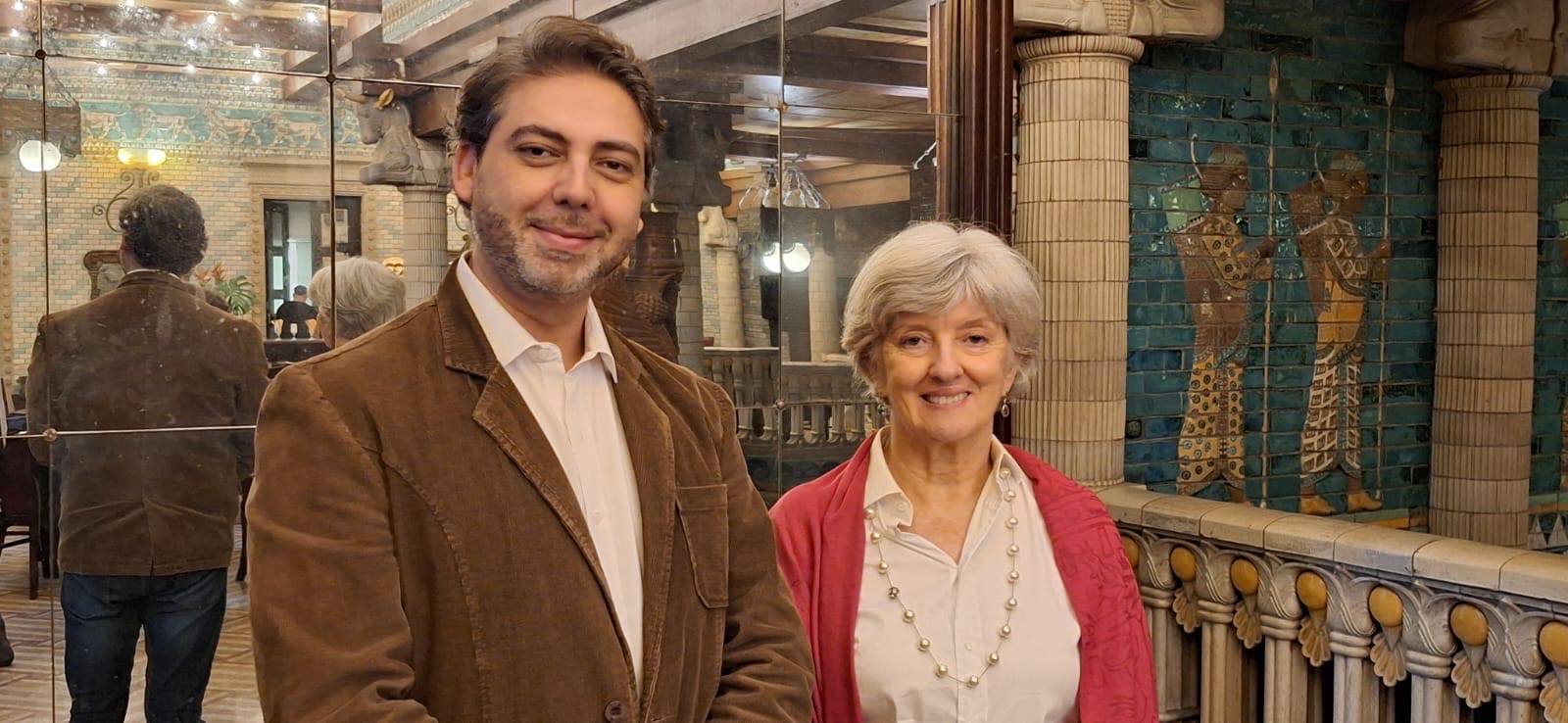 Embaixadores de Turismo do RJ realizam visita guiada ao Theatro Municipal