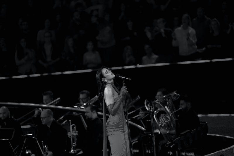 “An Evening with Dua Lipa” estreia no Universal+ em clima de contagem regressiva para turnê no Brasil