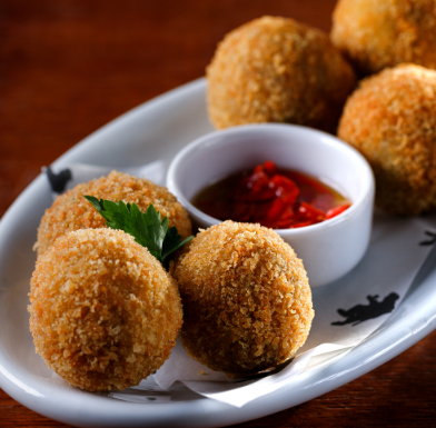 Bar Charles Edward combina cozinha italiana, coquetelaria e rock no Itaim