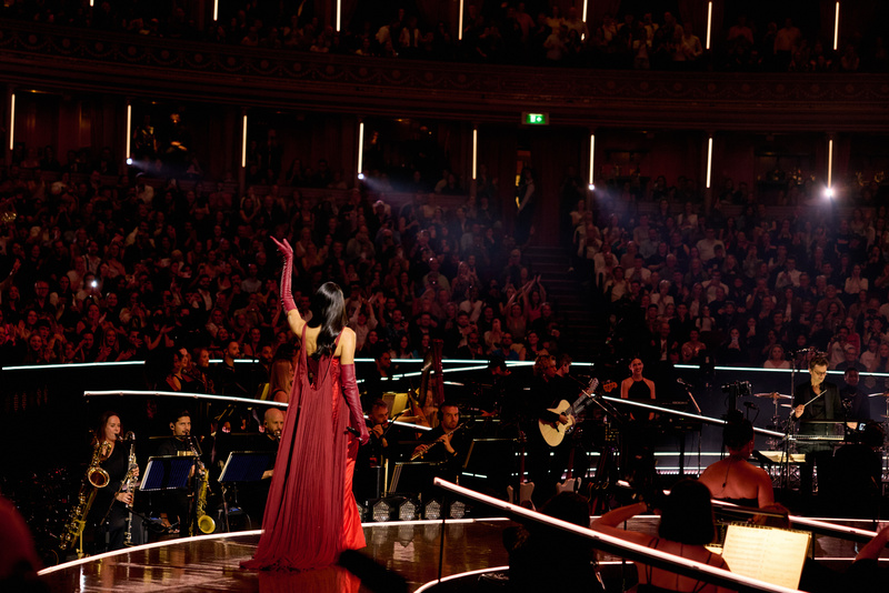 “An Evening with Dua Lipa” estreia no Universal+ em clima de contagem regressiva para turnê no Brasil