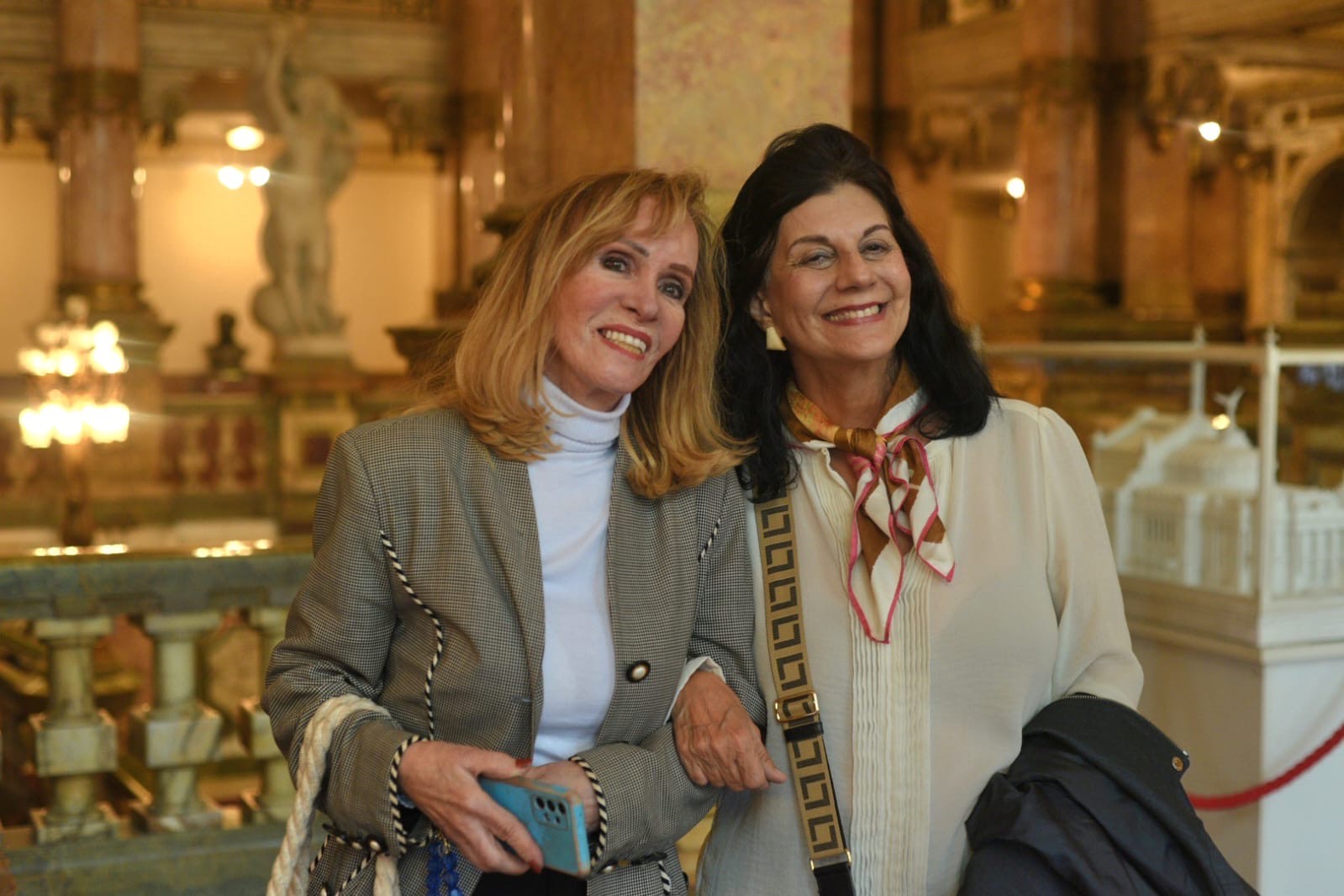 Embaixadores de Turismo do RJ realizam visita guiada ao Theatro Municipal