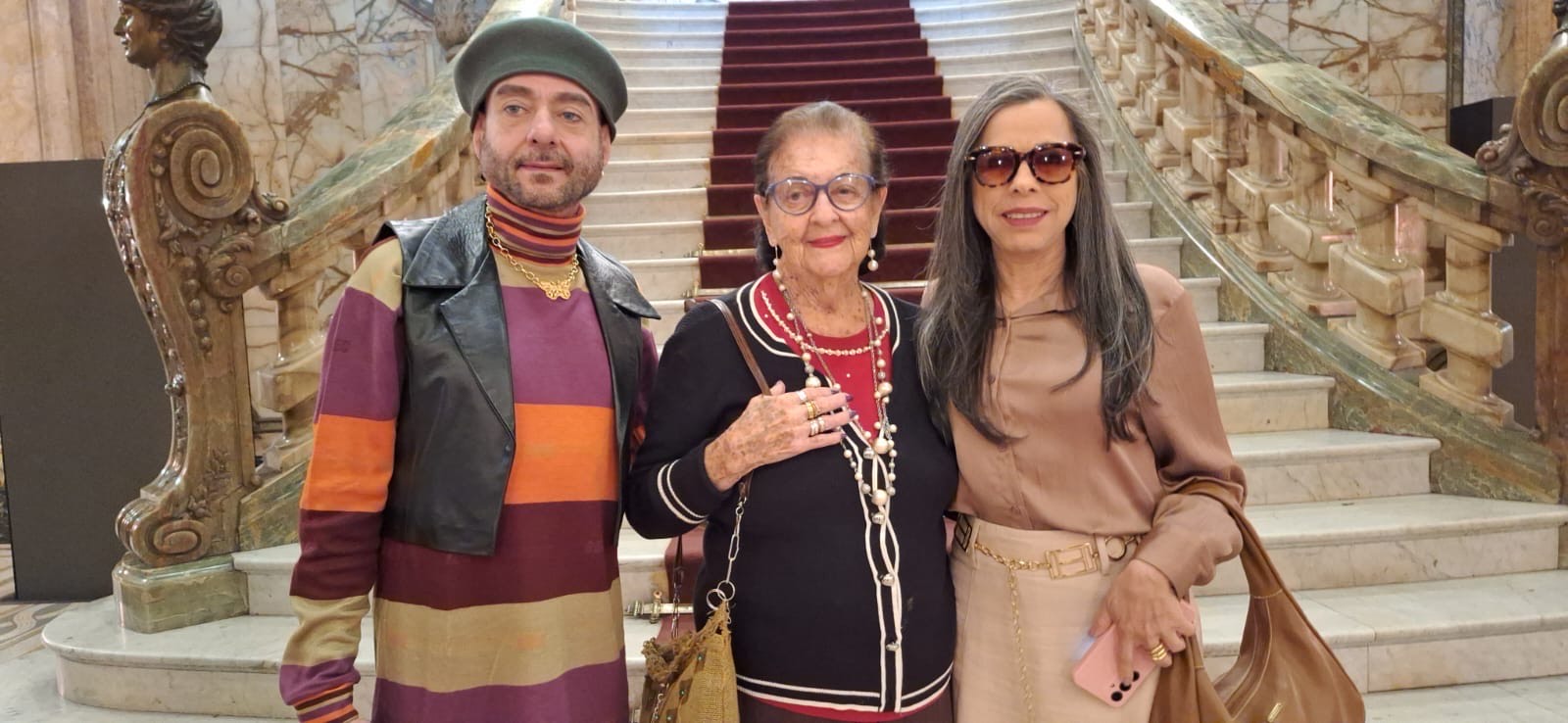 Embaixadores de Turismo do RJ realizam visita guiada ao Theatro Municipal