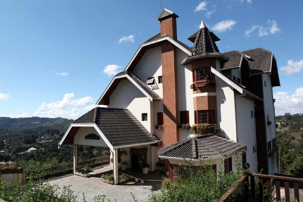 Cinco destinos da Summit Hotels para aproveitar o próximo feriado com conforto