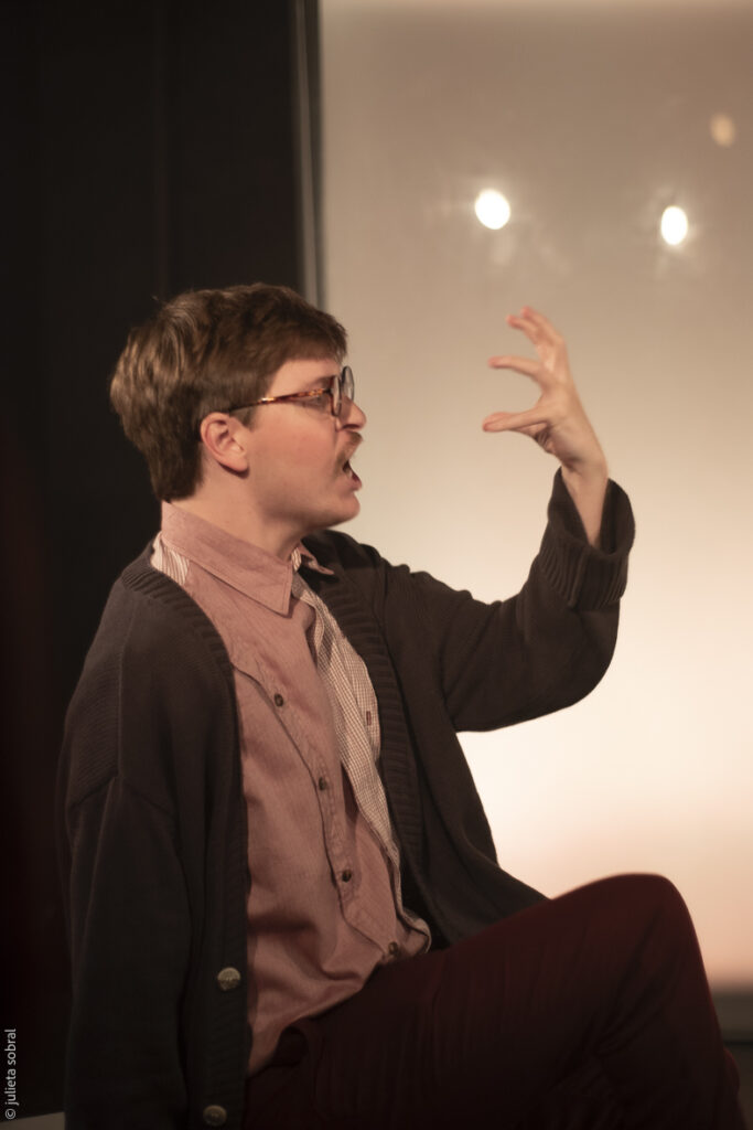 “O Dinossauro de Plástico” retorna ao Rio em curta temporada no Teatro Domingos Oliveira