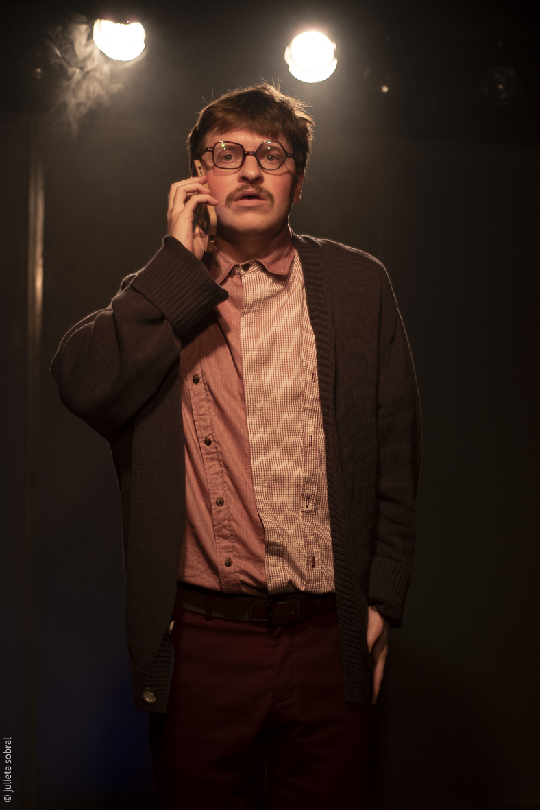 “O Dinossauro de Plástico” retorna ao Rio em curta temporada no Teatro Domingos Oliveira