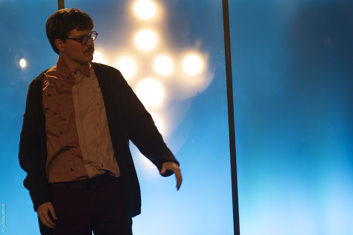 “O Dinossauro de Plástico” retorna ao Rio em curta temporada no Teatro Domingos Oliveira