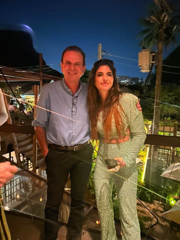 Roberta Spindel encanta o público em show lotado na Casa Horto, no Jardim Botânico