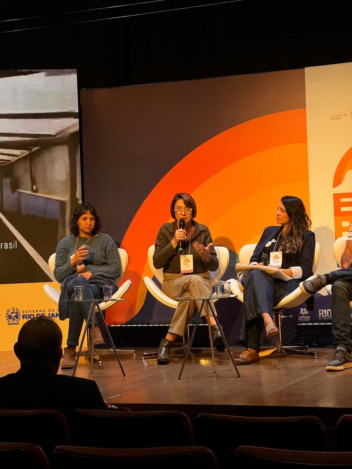 Empresaria dona do Cafe Monthal Eleonora Erthal dando sua palestra no evento sobre cafes especiais IMG 3728 scaled 1