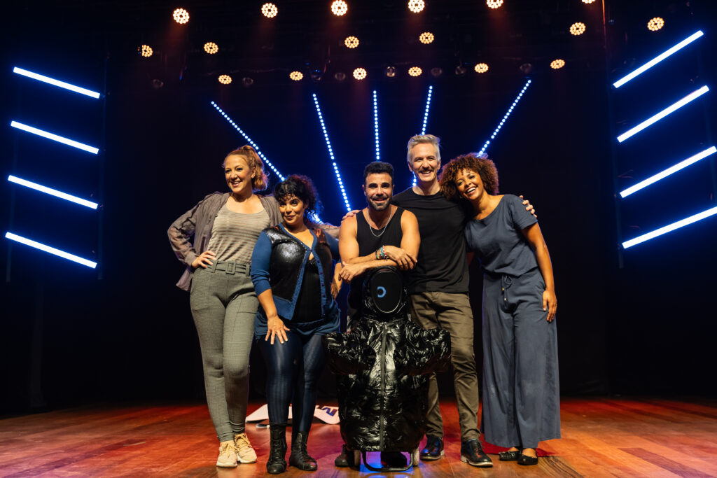 Comédia “Futuro” fará suas últimas apresentações no Teatro Firjan SESI com sátira sobre redes sociais e inteligência artificial