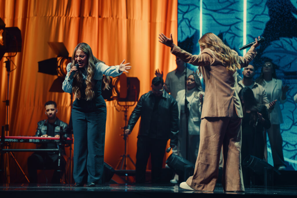 Bruna Karla e Gabriela Rocha lançam “Tua Glória Me Abraça” em momento histórico da música cristã Bruna Karla e Gabriela Rocha lançam “Tua Glória Me Abraça” em momento histórico da música cristã