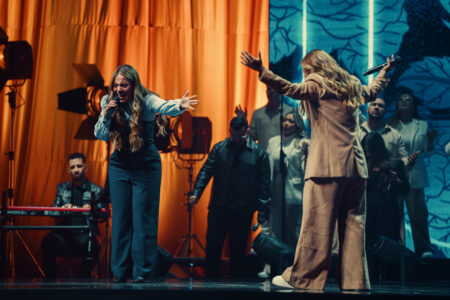 Bruna Karla e Gabriela Rocha lançam “Tua Glória Me Abraça” em momento histórico da música cristã Bruna Karla e Gabriela Rocha lançam “Tua Glória Me Abraça” em momento histórico da música cristã