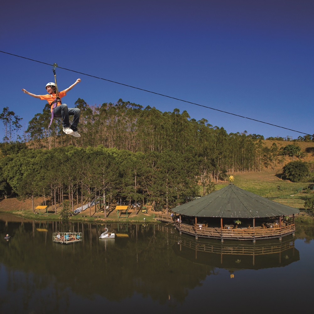Dia do Sanduíche: Hotel Fazenda Vilarejo celebra a data com receita saudável e experiência à beira da piscina