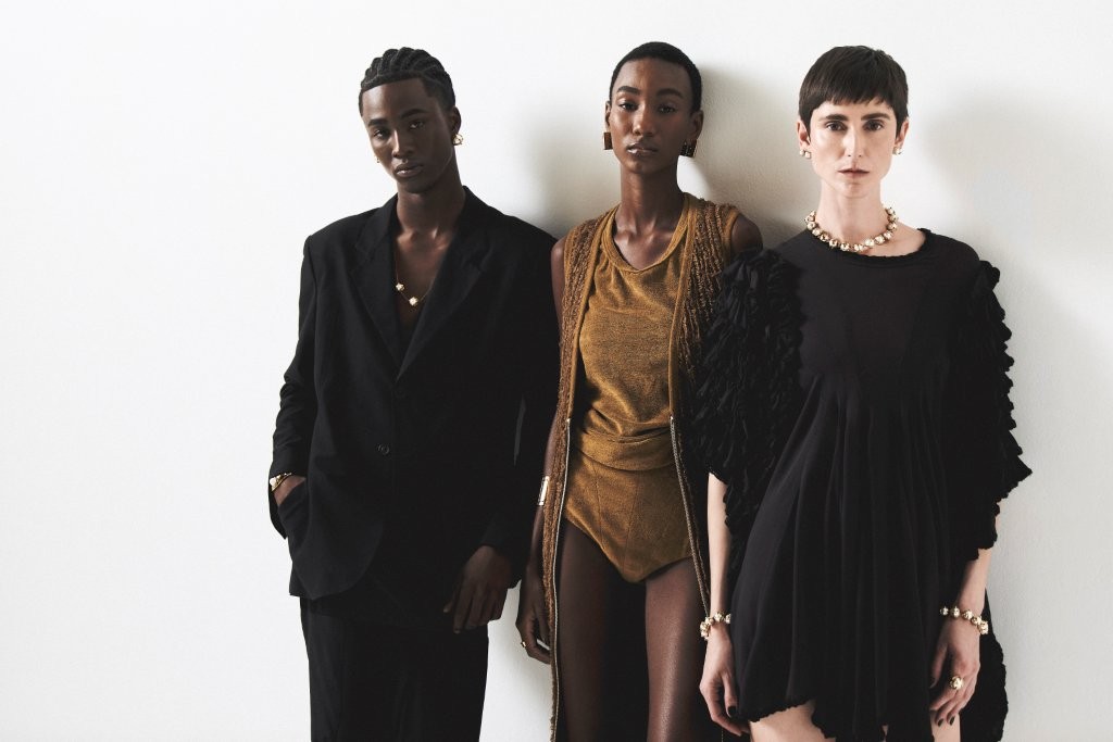 Hector Albertazzi e Alexandre Herchcovitch lançam collab exclusiva de acessórios