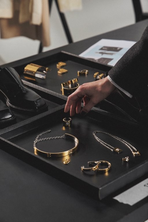 Hector Albertazzi e Alexandre Herchcovitch lançam collab exclusiva de acessórios